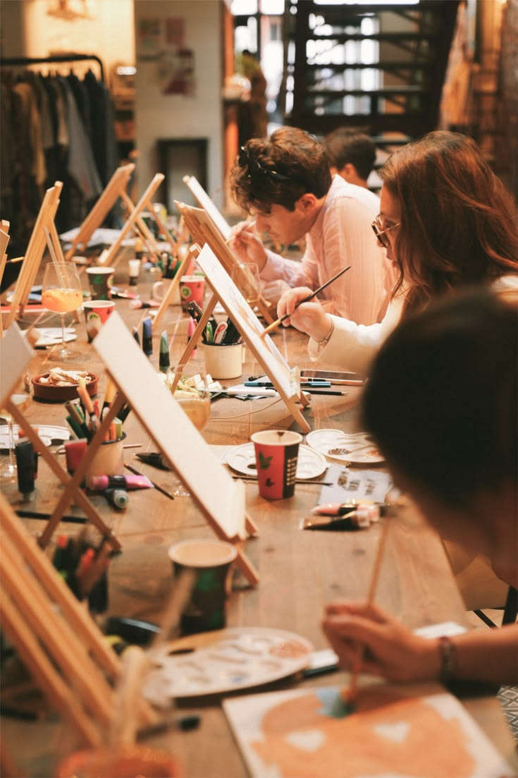 Equip pintant als cavallets durant una experiència creativa